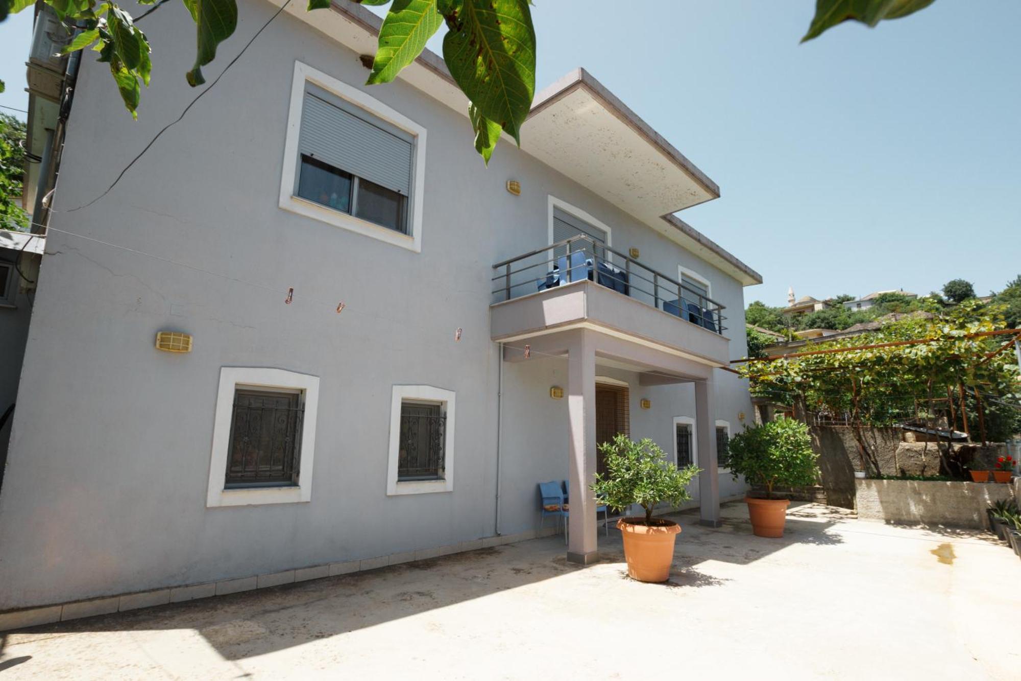 Leka Guesthouse Gjirokastër Exterior foto